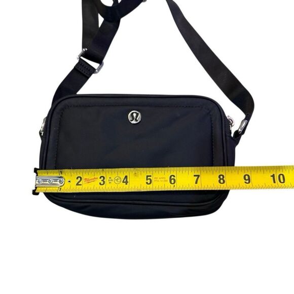 Lululemon Crossbody Camera Bag 2L Black - Picture 11 of 11